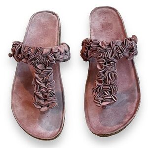 Sesto Meucci Baddon Thong Footbed Sandals Pink Suede Ruffles Comfort  Size 9